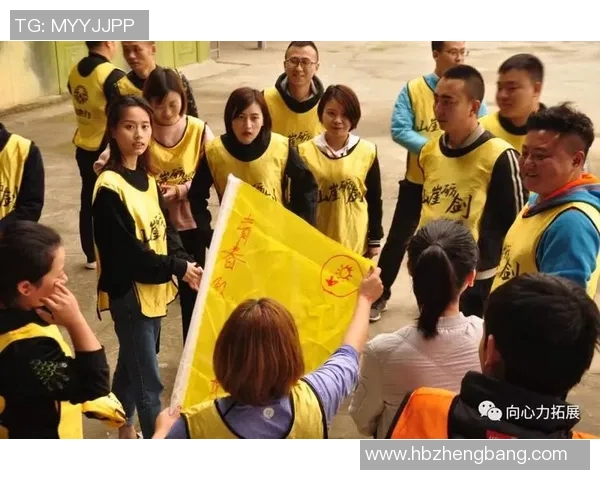 足球场上碰拳瞬间揭示的球星默契与团队精神解析